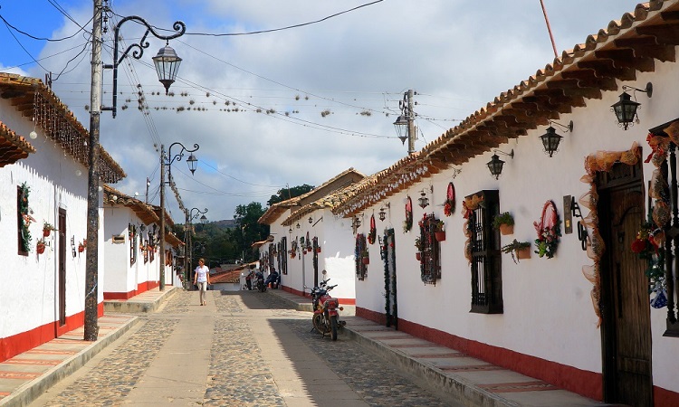 Kolumbia legszebb települése és annak misztikus földpiramisai