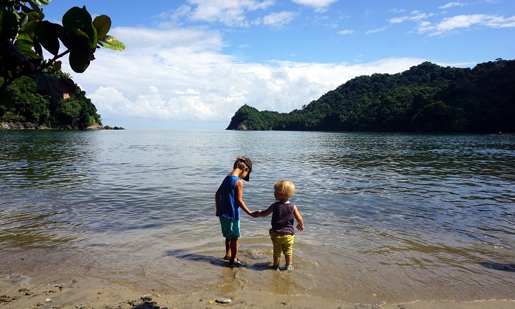 Honduras partvidéke belefullad a műanyagba, de a gyerekeink élvezik
