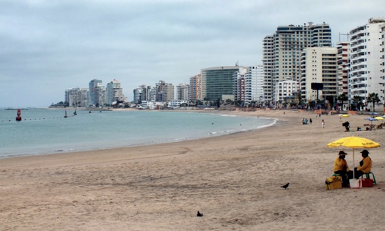 Az ecuadori tengerpart és egy kis bálnales