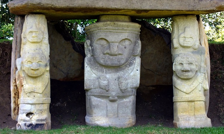 San Agustín misztikus kőszobrai