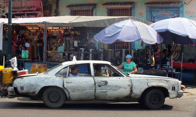 A hullarészeg félkarú taxisofőr